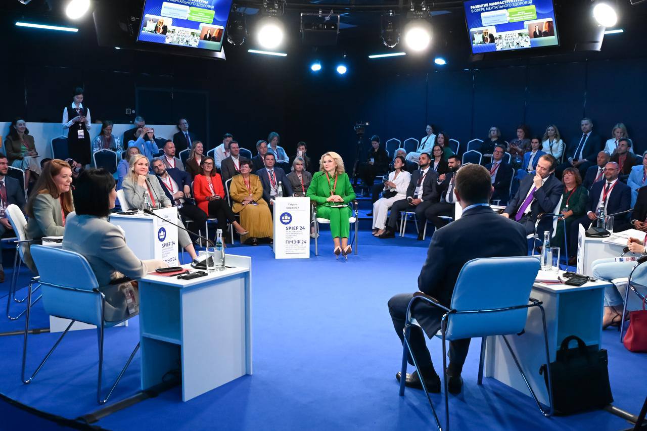Опубликована расширенная деловая программа форума «Россия и мир: тренды здорового долголетия». Ключевым мероприятием станет пленарное заседание «Медицина здорового долголетия: “рецепты” от специалистов и общества». Одна из сессий деловой программы посвящена вопросам культуры как стимула развития здорового общества, ее модератором дискуссии выступит народный артист России Владимир Машков. «Достижение здорового долголетия — комплексный вопрос, и культурно-нравственное воспитание граждан играет здесь одну из первостепенных ролей. В этом плане большая ответственность лежит на деятелях культуры и искусства, на тех, кто своим творчеством способен влиять на широкую аудиторию, формировать те или иные привычки, отношение к себе и окружающим, формировать культурный код общества», — отметил замминистра культуры РФ Сергей Першин. Форум «Россия и мир: тренды здорового долголетия» проходит на площадке Дома правительства Московской области с 27 по 28 мая. Подробнее