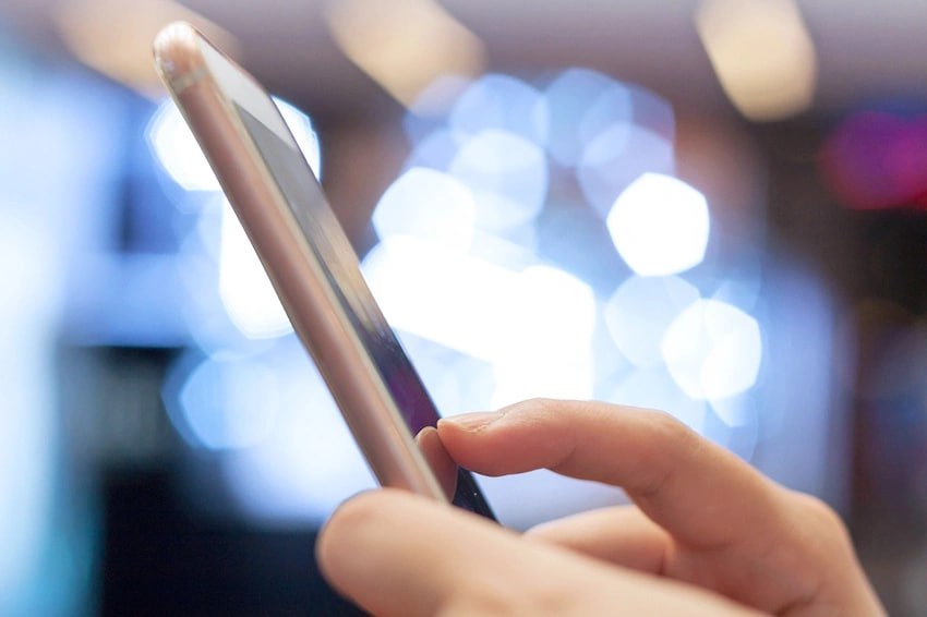 Второй пакет мер против кибермошенников будет внесен в Госдуму в ближайшие дни Ключевые нововведения  Защита Госуслуг Восстановление доступа к аккаунту будет возможно только доверенными способами через МФЦ приложения банков или с помощью биометрии  Удар по дропперам Предлагается ограничить количество банковских карт на одного человека не более 20 Это затруднит создание сетей для обналичивания украденных денег  Маркировка звонков Международные входящие вызовы будут иметь специальную пометку что поможет гражданам распознать подмену номера и мошенников  Упрощенная жалоба Появится право сообщить о кибермошенничестве прямо через портал Госуслуги для оперативного реагирования банков и операторов связи Новые законодательные меры направлены на усиление безопасности граждан на всех ключевых уровнях от защиты госаккаунтов до пресечения каналов обнала и мошеннических звонков Подписаться на Российскую газету в   Читать нас в MAX