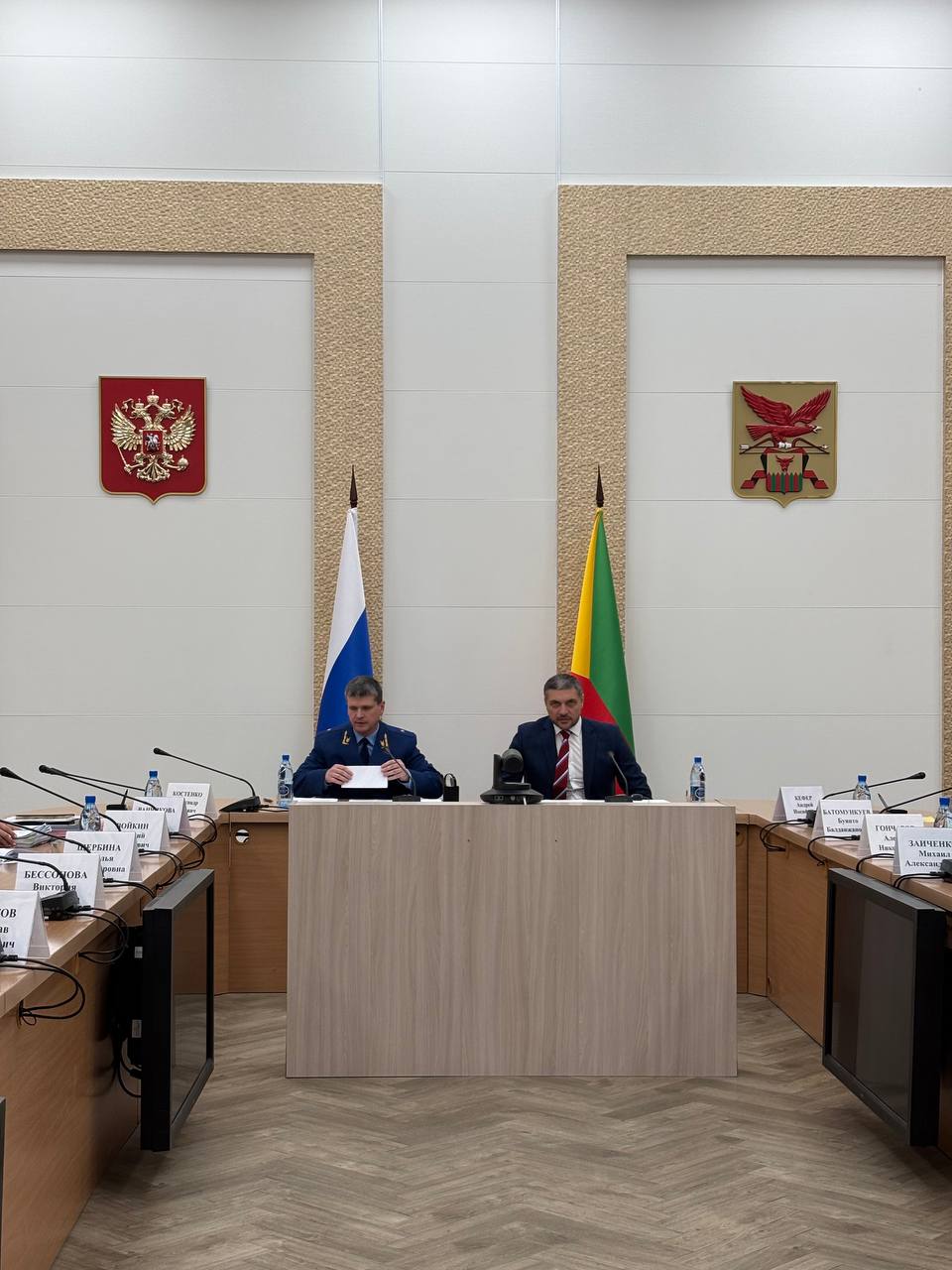 Межведомственная кадровая комиссия будет принимать решение о назначении на должности  Межведомственная кадровая комиссия с участием прокуратуры Забайкалья оценит соответствие занимаемым должностям всех руководителей, примет решения о назначениях на должности.   «Для каждого есть возможность задать самому себе вопрос, собирается ли он по-настоящему справляться со стоящими перед ним задачами в тех условиях, которые есть. Решение вопросов жителей Забайкалья и формирование планов по эффективной организации работы в этих сложных проблемных сферах, является оценкой того, насколько соответствует каждый руководитель своей должности», - сказал Александр Осипов.    Подписывайтесь:
