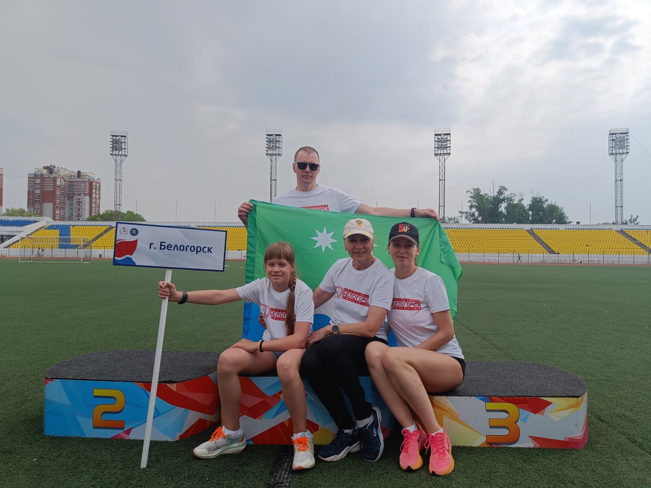 Центр тестирования ГТО Белогорска готовится к первому в 2026 году спортивному событию 31 января в спортшколе 1 проведут муниципальный этап фестиваля ГТО среди семейных команд города К участию приглашаются семейные команды из четырех человек ребенок мальчик или девочка 8 11 лет вторая третья ступень комплекса ГТО мать и отец 25 49 лет девятая тринадцатая ступени комплекса ГТО бабушка или дедушка 50 69 лет четырнадцатая семнадцатая ступени комплекса ГТО Все участники должны быть зарегистрированы на официальном сайте Всероссийского физкультурно спортивного комплекса Готов к труду и обороне и иметь уникальный идентификационный номер участника УИН Программа фестиваля состоит из многоборья ГТО выполняется на максимально возможный результат каждым участником рассказала руководитель центра тестирования ГТО Любовь Ткаченко В программе подтягивание отжимание наклон поднимание туловища прыжок Победителю семейной команде муниципального этапа фестиваля предоставляется возможность участия в региональном этапе фестиваля который пройдет в июне в Благовещенске Заявки на участие подаются до 22 января по телефону 8 914 383 96 55 с понедельника по пятницу с 8 00 до 17 00 В центре тестирования ГТО отмечают что муниципальный этап фестиваля состоится при условии подачи заявок на участие не менее чем от трех семейных команд из Белогорска Следите за новостями на Белогорск РФ   ВK   ОК   MAX канал   поддержать канал