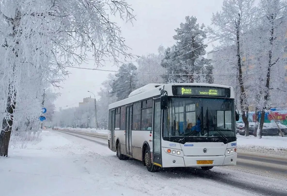 Водитель автобуса задавил комсомольчанку конструкцией промышленного бокса В Комсомольске на Амуре возбуждено уголовное дело на 66 летнего водителя автобуса предприятия В утреннее время он выезжал из производственного бокса предприятия и сбил алюминиевое подмостье которое насмерть задавило стоявшую у стены женщину Она скончалась на месте Как сообщили в СУ СК РФ по Хабаровскому краю и ЕАО в отношении сотрудника предприятия возбуждено уголовное дело за причинение смерти по неосторожности ч 1 ст 109 УК РФ todaykhv
