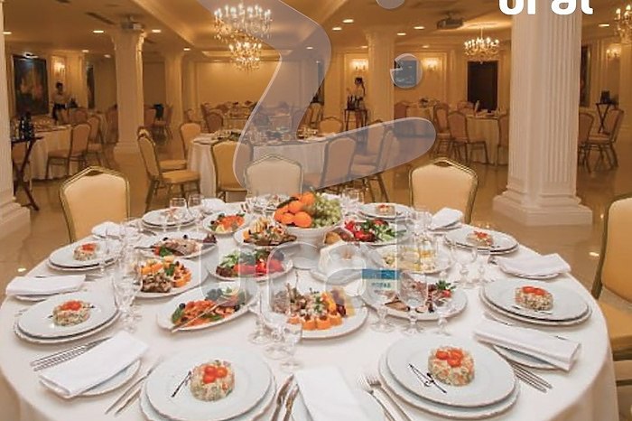 Приговор шеф повару испортившему выпускной банкет сальмонеллой вынесли в Екатеринбурге Обвинительный приговор шеф повару ООО Ричмонд Рест Павлу Грачеву вынес во вторник 18 ноября Кировский районный суд Екатеринбурга Из за допущенных подсудимым многочисленных нарушений санитарных норм произошло массовое отравление гостей банкета Находясь в помещении пищеблока ресторана Палех принадлежащего ООО Ричмонд Рест Грачев как установил суд нарушил санитарно эпидемиологические правила что повлекло по неосторожности массовое отравление посетителей некоторые из которых попали в больницу как сообщалось в июле у пострадавших был выявлен сальмонеллез Массовое отравление пищей случилось 11 июля 2025 года в кафе Версаль В тот день там проходил выпускной банкет студентов Института прокуратуры УрГЮУ им В Ф Яковлева Блюда для банкета готовили в пищеблоке ООО Ричмонд Рест uralweb ru