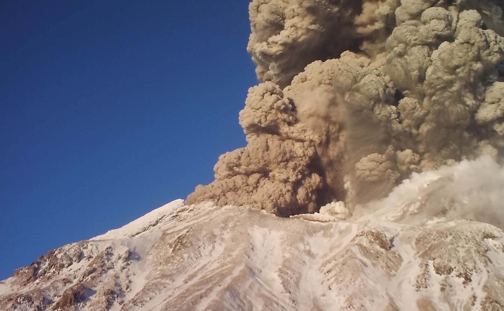 Учёные из кратера вулкана Безымянный произошел мощный выброс пепла По расчетам верхний край столба пепла достиг высоты около 8 километров над уровнем моря Камчатские геофизики зарегистрировали очередной выброс пепла на вулкане Безымянном Подробности по ссылке kamtime ru article be616666 8a47 4e17 a9f3 1dab19847296