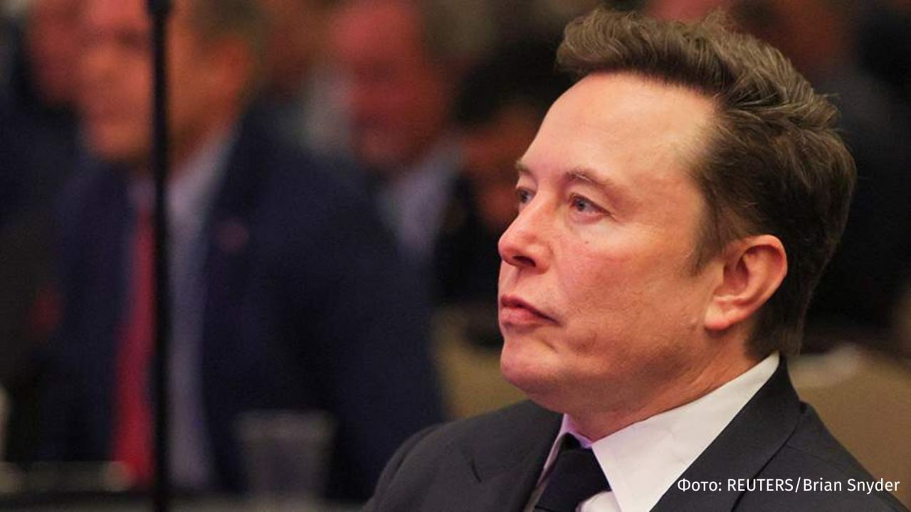 Американские власти тайно следили за иностранными гостями Илона Маска. Об этом пишет Wall Street Journal. По данным издания, министерство внутренней безопасности и минюст США организовали слежку за иностранными гражданами, которые посещали недвижимость миллиардера в 2022-2023 годах — тогда на посту президента Штатов был Джо Байден. При этом "в центре внимания" оказались граждане стран Восточной Европы — они якобы "могли оказать влияние" на Маска. Расследование, в рамках которого была организована слежка, не довели до каких-либо обвинений против предпринимателя. Каков текущий статус расследования — неизвестно. Отправить новость
