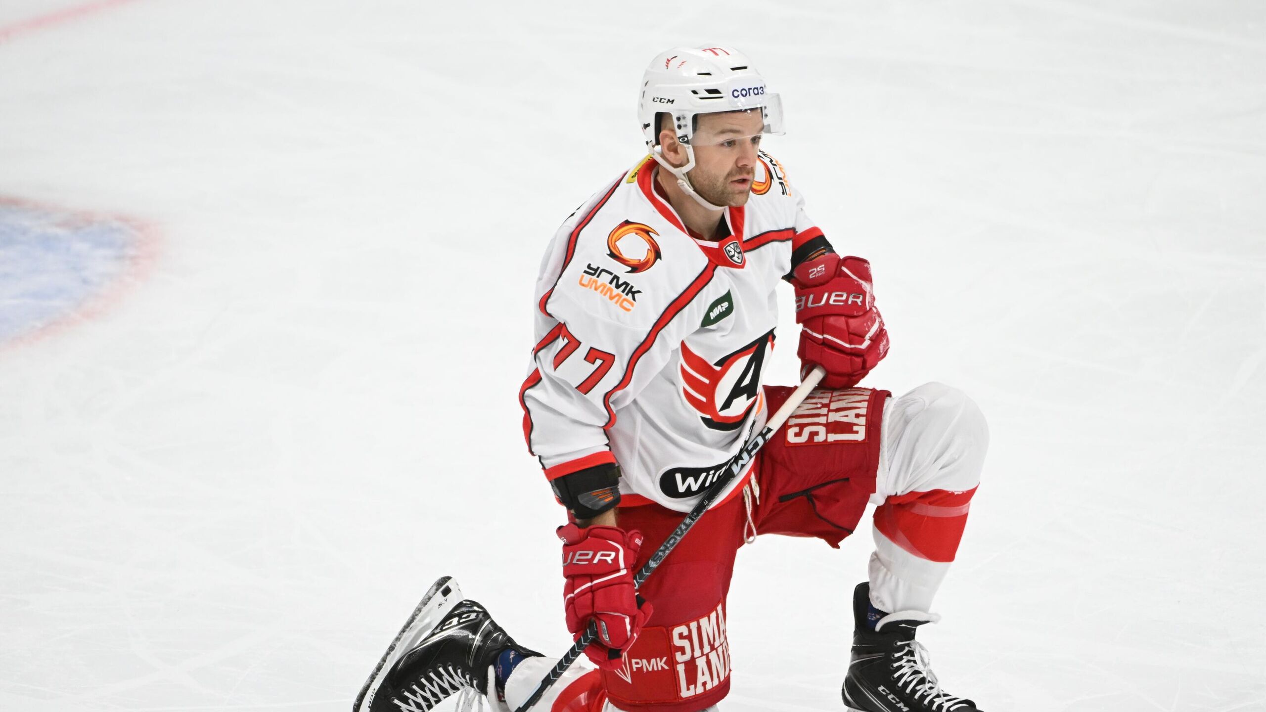 Нападающий екатеринбургского Автомобилиста Максим Денежкин признался РИА Новости что российские игроки команды пошутили над французским форвардом Стефаном Да Костой по поводу его участия в зимних Олимпийских играх 2026 Олимпиада проходит с 6 по 22 февраля в Милане и Кортина д Ампеццо В июле в штаб квартире Международной федерации хоккея IIHF было подписано соглашение по которому игроки Национальной хоккейной лиги НХЛ впервые с 2014 года примут участие в хоккейном турнире Игр В 2022 году IIHF отстранила сборные России и Белоруссии от соревнований под эгидой организации из за ситуации на Украине Также команды не были допущены до хоккейных турниров на зимних Олимпийских играх Место российской сборной заняли французы Да Коста вошел в заявку сборной Франции