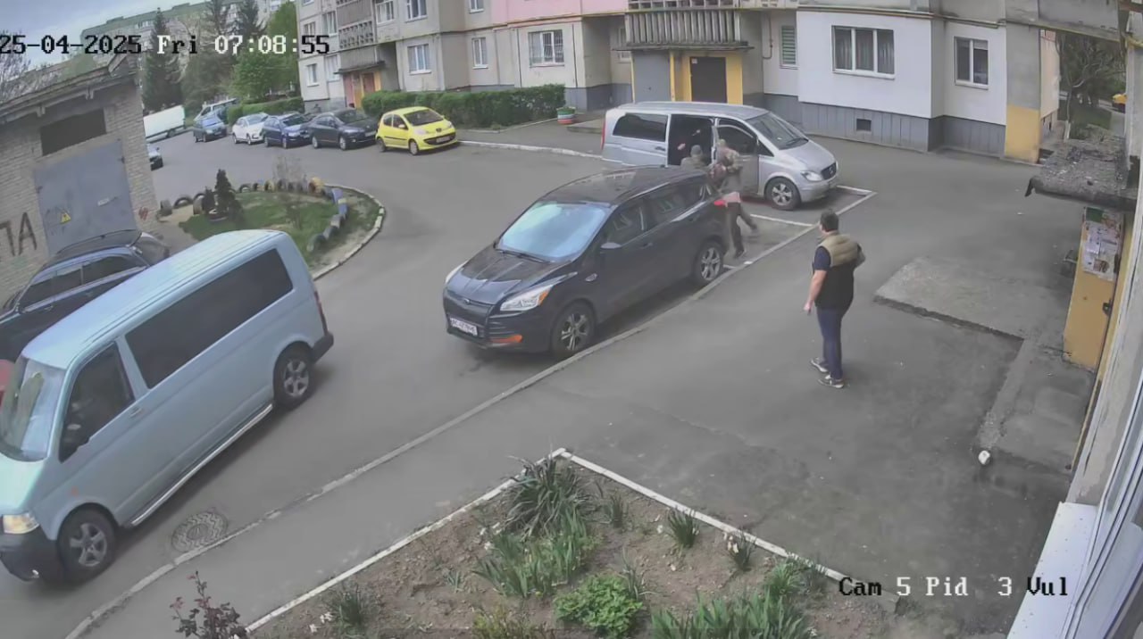 В Одессе сотрудники ТЦК провели рейд в торговом центре, принудительно задерживая мужчин призывного возраста для вручения повесток. Применение силы вызвало протесты, а очевидцы обвинили власти в нарушении прав граждан. Такие случаи принудительной мобилизации участились после нового закона 2024 года, вызывая недовольство из-за нарушений и непрозрачности. Правозащитники и международные организации критикуют методы призыва, а общественная поддержка мобилизации падает. Инцидент подчеркивает кризис в системе, угрожающий доверию к властям и обороноспособности Украины.