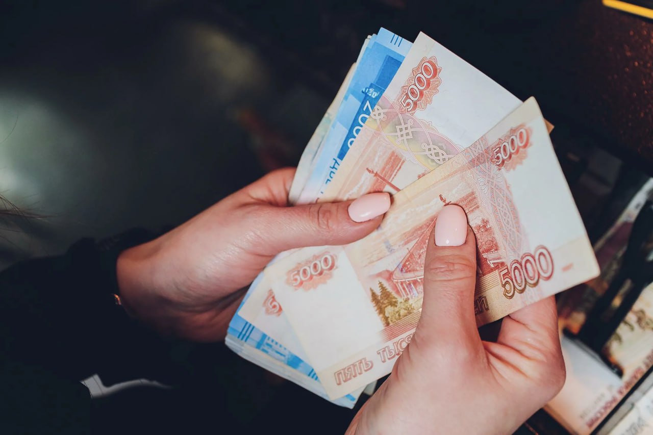 В России медианная зарплата выросла за два года в 1,4 раза Напомним, медианная зарплата характеризуется тем, что у половины работающих зарплата выше этого уровня, у другой половины - ниже. Так, за апрель 2025 года, согласно данным Росстата, она составила 73,9 тыс. рублей против 52 558 рублей двумя годами ранее. Самая высокая медианная зарплата в России: На производствах табачных изделий - 155,4 тыс. руб. У сотрудников экстерриториальных организаций и органов - 135,2 тыс. руб. У работников сферы добычи полезных ископаемых - 127,6 тыс. руб. Меньше всего медианная зарплата в сферах: Образования - 50,5 тыс. руб., Культуры, спорта, досуга и развлечений - 51,9 тыс. Здравоохранения и соцуслуг - 56,1 тыс. Читать нас в MAX