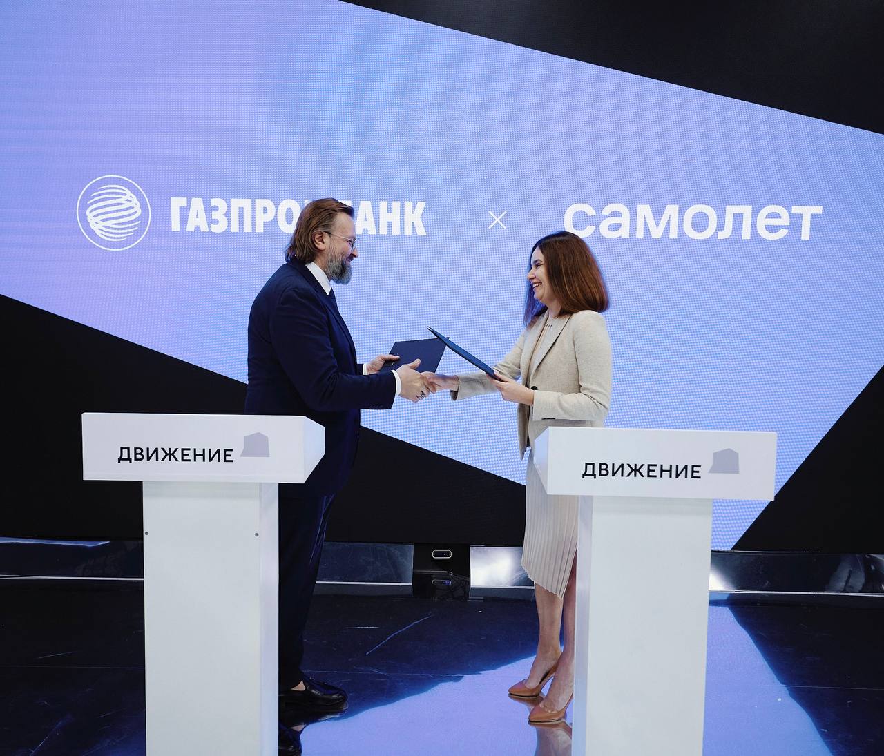 Газпромбанк и Группа «Самолет» заключили соглашение о сотрудничестве при реализации инвестпроектов Ходят слухи, что это одна из самых выгодных сделок для девелопера и банка за последние несколько лет Документ подписали Первый Вице-Президент Газпромбанка Александр Ушков и генеральный директор группы «Самолет» Анна Акиньшина. Компания и Банк договорились о принципах долгосрочного сотрудничества в части совместного финансирования инвестиционных девелоперских проектов. Соглашение сроком на один год предполагает обмен информацией о перспективных инициативах, создание совместных рабочих групп и проведение консультаций, а также формирование необходимых процедур для проведения экспертизы и принятия решений о финансировании проектов. «Сотрудничество с одним из крупнейших российских банков открывает для нас новые возможности в реализации перспективных девелоперских проектов на территории всей страны. Экспертиза и обширный опыт Газпромбанка в девелоперском и строительном бизнесе, эффективный и своевременный взаимообмен информацией позволят нам сделать еще один шаг в улучшении качества городской среды и жизни людей», – отметила генеральный директор группы «Самолет» Анна Акиньшина.
