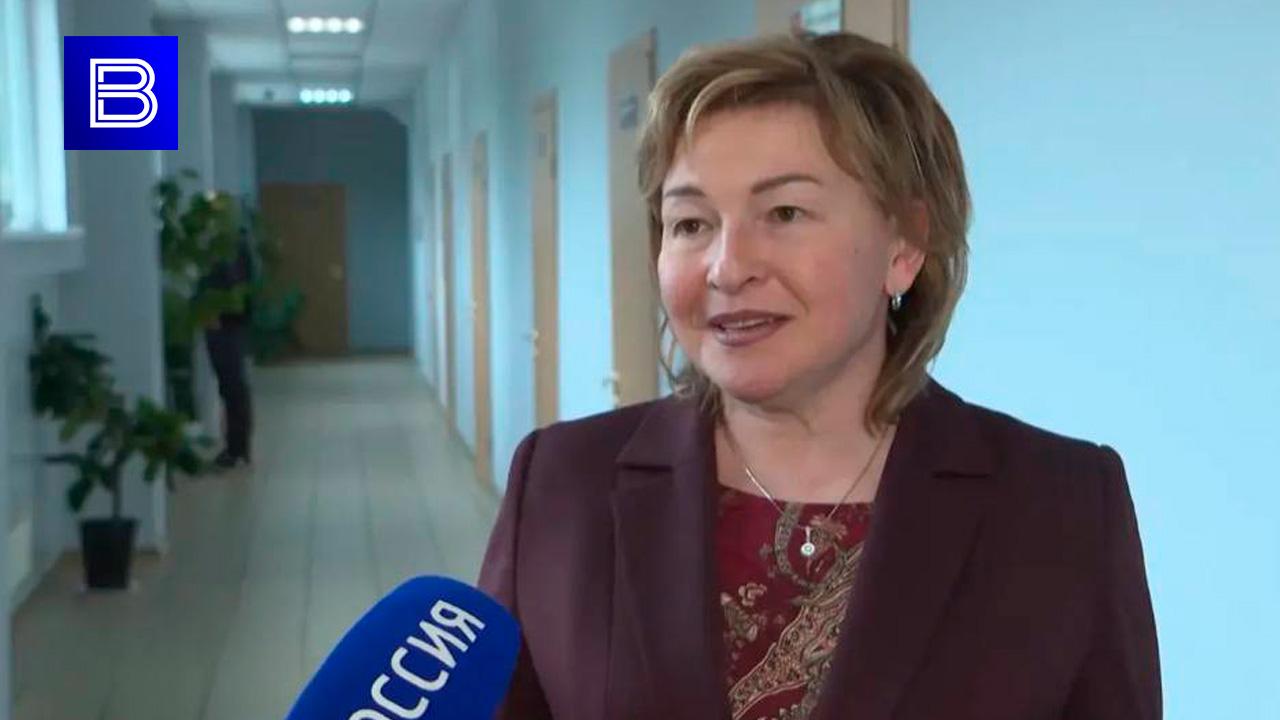 Ларису Круглову наделили полномочиями сенатора РФ от Мурманской области Такое решение приняли депутаты на заседании регионального парламента большинством голосов Других кандидатур внесено не было Предполагается что в верхней палате парламента страны ей предложат войти в состав комитета по образованию науке и культуре Информацию об этом озвучил спикер закса Сергей Дубовой Заслуженный мастер спорта призер Олимпийских игр работала в думе председателем комитета по культуре молодежной политике туризму и спорту Отмечена различными наградами включая орден За заслуги перед Отечеством II степени и знак отличия За заслуги перед Мурманской областью В июне Совфед на пленарном заседании досрочно прекратил полномочия сенатора от Мурманской области Татьяны Сахаровой в связи с ее смертью Она ушла из жизни на 52 м году после продолжительной борьбы с тяжелой болезнью Все самые важные новости Telegram MAX