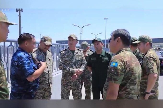 Таможня Узбекистана объяснила скопление автомобилей на границе с Казахстаном тем, что в преддверии праздника поток увеличился, а осмотр каждого авто занимает 5−10 минут. На пост «Навои» мобилизованы дополнительные сотрудники. Представители обеих стран провели срочную встречу в нейтральной зоне.