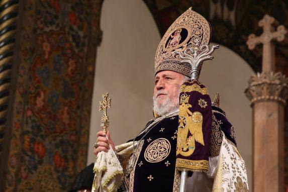 Армянская Апостольская Церковь ААЦ призывает конституционные органы страны принять меры для немедленного предотвращения действий властей, направленных против Церкви. Об этом говорится в заявлении участников форума «Отношения между государством и церковью». «В условиях серьезных вызовов и нестабильности, угрожающих стране, вместо консолидации общества и усиления государственного сопротивления власти предпринимают шаги, подрывающие внутреннее единство. Форум подчеркивает, что Церковь обладает правом на самостоятельное управление в соответствии с исторически сложившимися традициями, и вмешательство государственных структур в ее внутренние дела неприемлемо. Особую тревогу вызывает риторика армянских властей, которая, по мнению участников форума, перекликается с пропагандистскими тезисами зарубежных сил, ставя под угрозу фундаментальные принципы независимости и самоуправления Церкви», - говорится в заявлении.