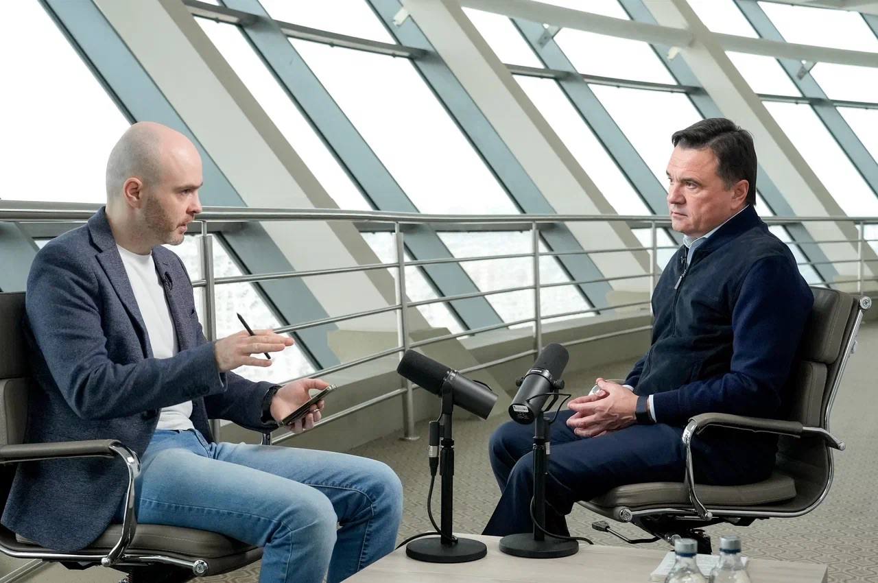 Губернатор Подмосковья Андрей Воробьев рассказал о стратегии региона по привлечению инвестиций Представители области ведут переговоры с фондами Саудовской Аравии и ОАЭ а также активно сотрудничают с Китаем и странами СНГ для создания новых производств До 2022 года в регионе работало около 180 иностранных предприятий из которых 20 перешли к российским собственникам Остальные продолжают стабильно функционировать в сферах пищевой промышленности керамики фармацевтики и строительства За январь сентябрь 2025 года в основной капитал Подмосковья привлекли 1 3 трлн руб прогноз на конец года более 2 трлн руб