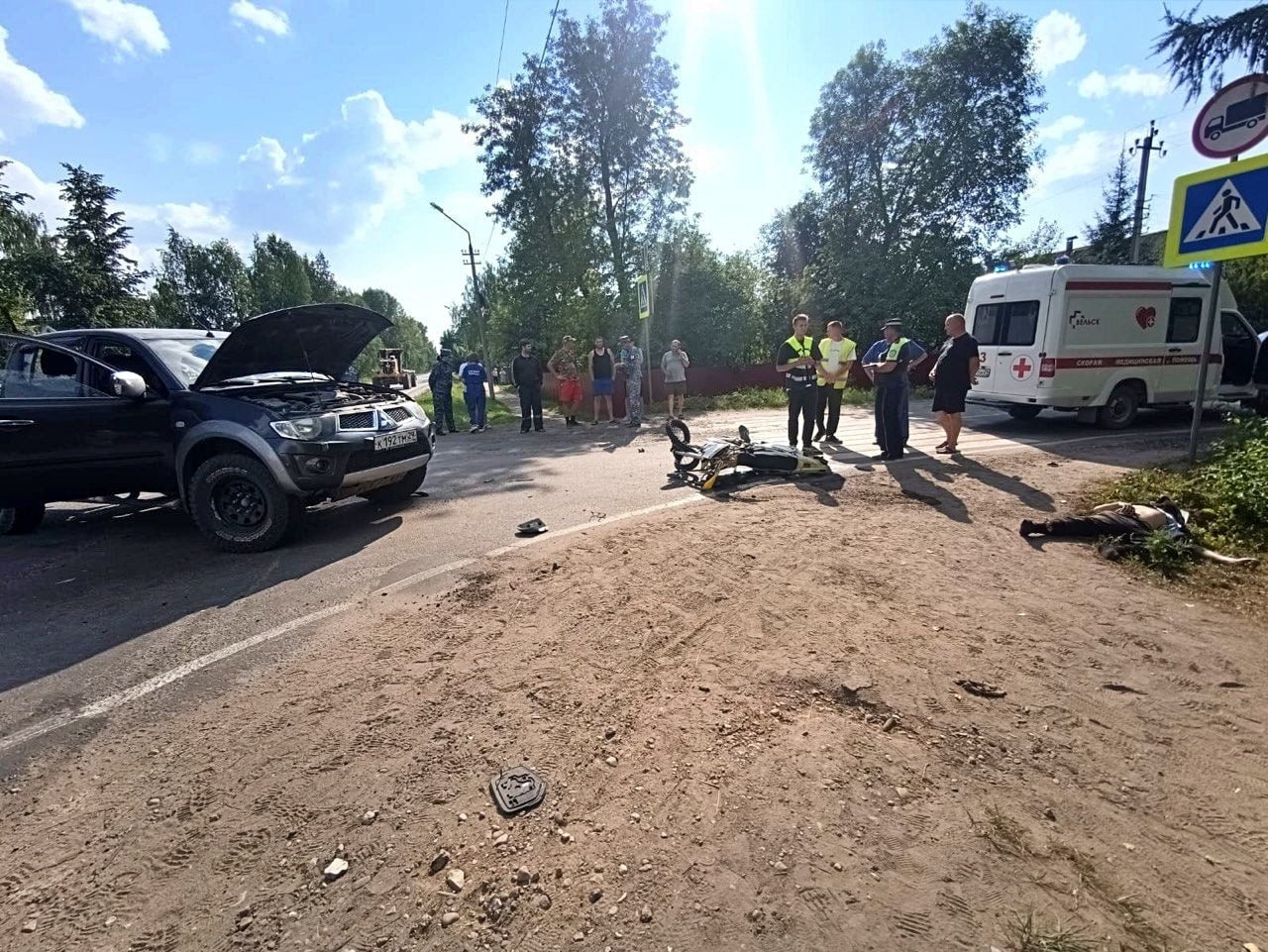 В Вельске погиб мотоциклист, решивший пойти на опасный обгон по встречной полосе По информации Госавтоинспекции, ДТП в Вельске произошло сегодня в 15:05 на нерегулируемом перекрёстке улиц Дзержинского и Белинского. Мотоциклист на «Авантисе» решился на обгон по встречной полосе, но не рассчитал свои силы. В итоге байк врезался в автомобиль «Митсубиси», за рулем которого находилась девушка. В результате аварии водитель мотоцикла скончался на месте происшествия, а девушке была оказана медицинская помощь на месте происшествия. Фото Агентства ГПС и ГЗ Архангельской области