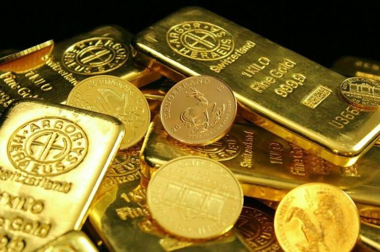 Мировые центробанки разгонят стоимость золота до $4 тысяч, вангуют эксперты Официального форума валютных и финансовых институтов OMFIF . Сейчас регуляторы активно переключаются с доллара США на евро, юань и в особенности — на золото. Главная причина в падении доверия мировых центробанков и инвесторов к американскому доллару, которое подорвано экономической политикой президента США Дональда Трампа. В результате индекс доллара DXY упал до трехлетнего минимума 97,6 пункта . Некоторые торговые партнеры США например, Япония после введения тарифов могли начать продавать американские гособлигации и уходить из долларовых активов. Свой вклад в ослабление доллара внесли и заявления Трампа в отношении главы ФРС с целью заставить его быстрее снижать процентные ставки. Это повысило риски потери независимости американского ЦБ, указывают эксперты.