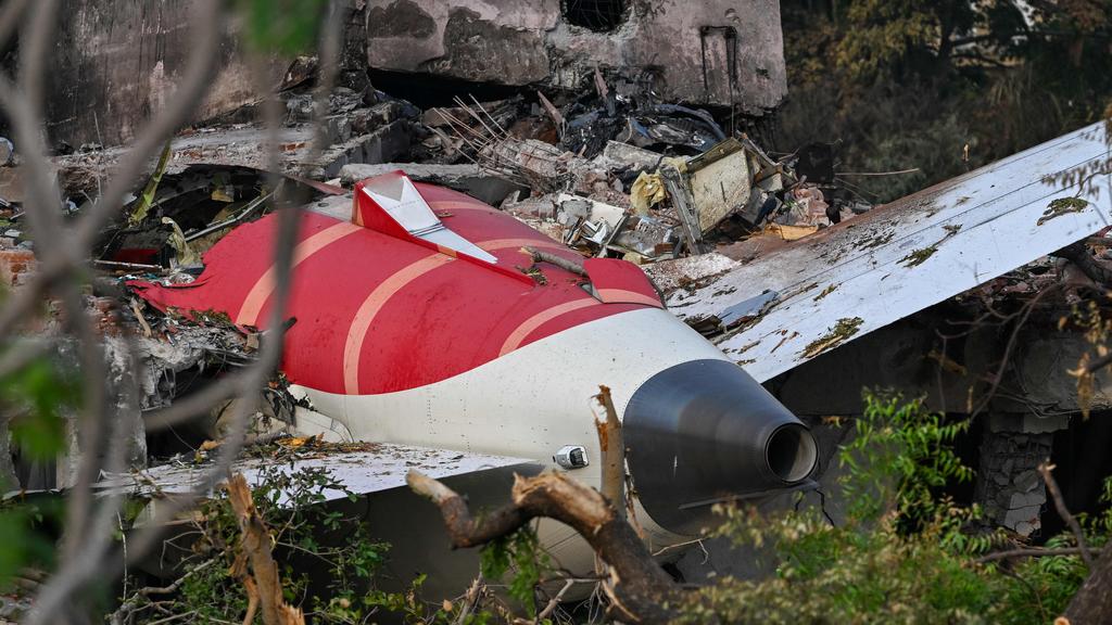Индийские власти назвали возможные причины катастрофы Boeing 787 Air India. Следователи анализируют данные "черных ящиков" со всех сторон, включая проблемы с двигателями, неисправности топливной системы или другие причины, в т.ч. диверсию, сообщил министр гражданской авиации Индии Мурлидхар Мохол. Он отметил, что: Никогда не случалось, чтобы оба двигателя отказали одновременно. Министр также добавил: Предварительный отчет ожидается через три месяца. Индия согласилась включить наблюдателя от ИКАО в расследование крушения. У него не будет следственных полномочий, но он будет предоставлять техническую экспертизу и обеспечивать соблюдение глобальных передовых практик. Индия проведет расследование у себя, власти не собираются передавать бортовые самописцы разбившегося самолета в какую-либо другую страну. После катастрофы власти Индии проверили все 33 Boeing 787-8 индийских авиакомпаний и признали их безопасными. ™ Пристегните ремни