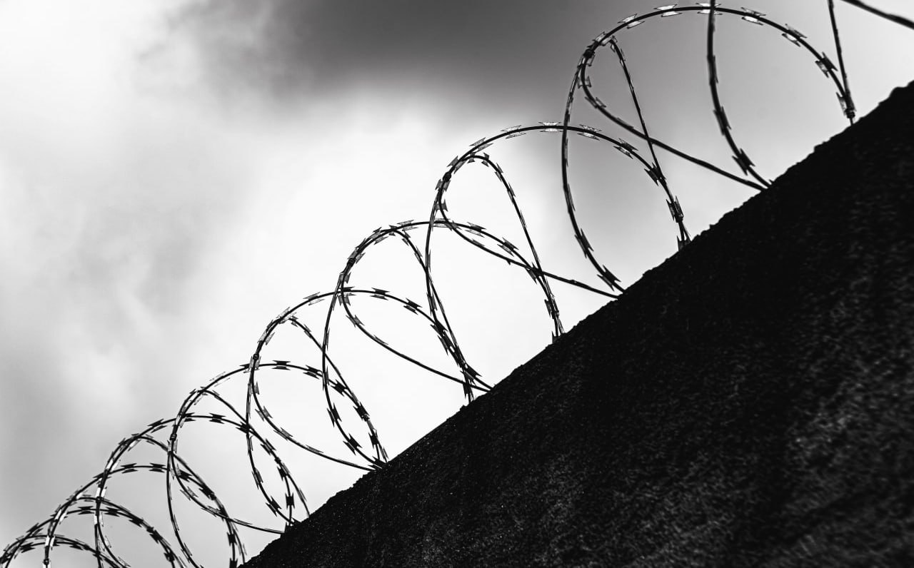 Экс директора воронежской УК приговорили к двум годам лишения свободы за гибель девушки после падения на неё аварийного дерева Женщину осудили по статье об оказании услуг не отвечающих требованиям безопасности п в ч 2 ст 238 УК РФ Отбывать наказание она будет в исправительной колонии общего режима Также с осуждённой взыскали 3 млн рублей компенсации морального вреда   vrn aif ru incidents details direktora uk otpravili v koloniyu za gibel devushki v voronezhe aifvrn