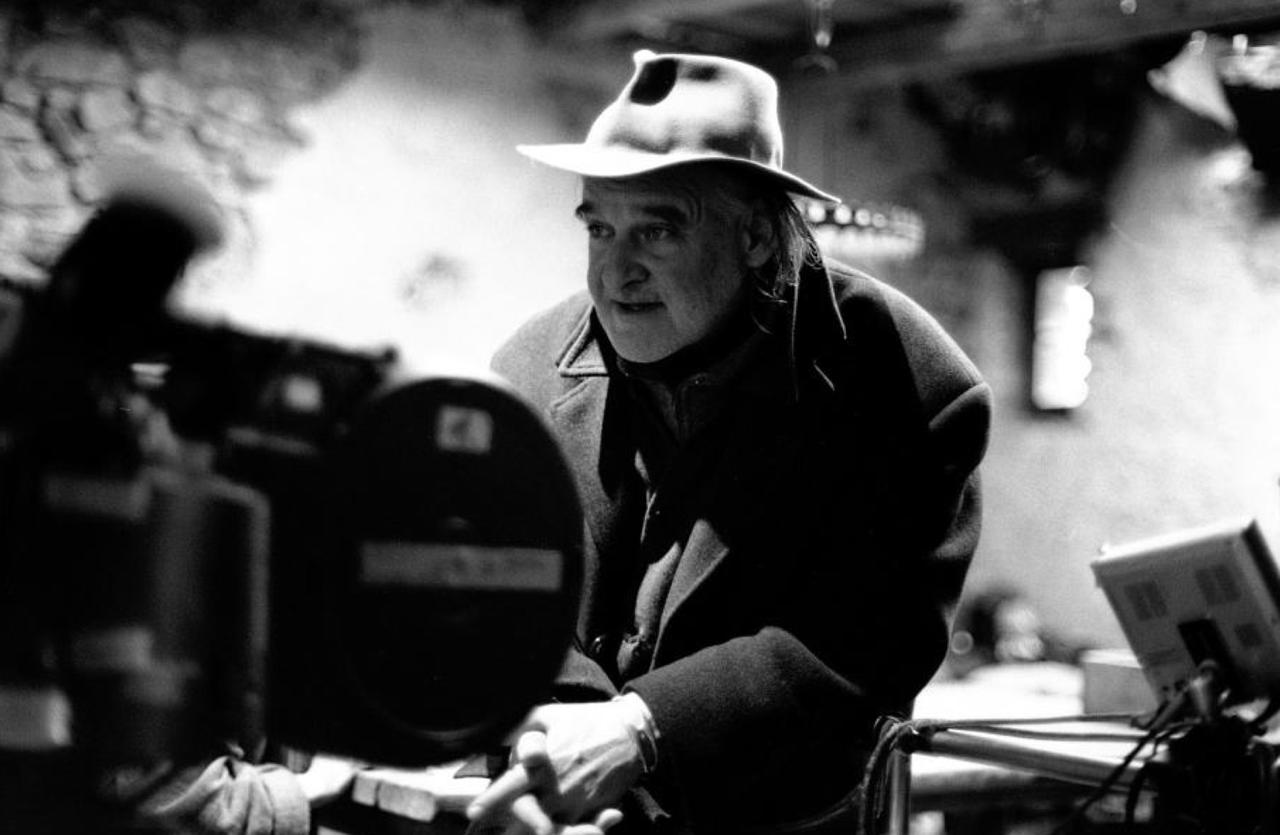 Умер венгерский режиссер Бела Тарр Ему было 70 лет Он получил известность благодаря фильмам Сатанинское танго Туринская лошадь Гармонии Веркмейстера Проклятие и другим Больше новостей в Daily News