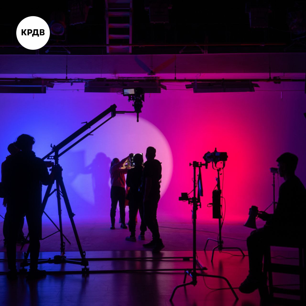 Резидент ТОР Якутия открыл киностудию Сахавуд В Якутске начала работу киностудия созданная резидентом ТОР компанией Сахавуд Проект реализован по соглашению с КРДВ на базе креативного кластера Квартал Труда и ориентирован на развитие профессионального кино и видеопроизводства в Республике Саха Якутия Дмитрий Борисов директор КРДВ Якутия отмечает что запуск новой киностудии усиливает креативную инфраструктуру региона Развитие креативных индустрий одно из приоритетных направлений для Якутии и Дальнего Востока в целом Проект Сахавуд будет способствовать дальнейшему формированию профессиональной среды для производства кино и видеоконтента создаст рабочие места усилит технологическую базу креативной экономики Якутии Режим ТОР и возможности креативного кластера Квартал Труда позволят резиденту снизить издержки на старте и быстрее выйти на операционную деятельность КРДВ оказывает проекту комплексную административную и консультационную поддержку сопровождает на всех этапах оказывает содействие в получении всех предусмотренных льготным режимом мер поддержки Подробнее читайте на сайте КРДВ тор поддержкабизнеса