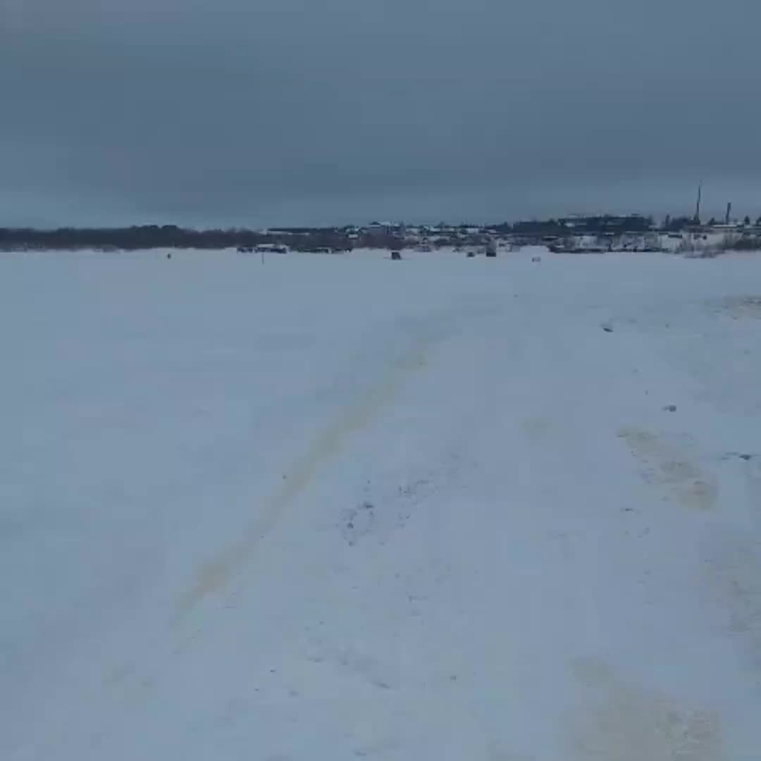 УАЗ провалился под лёд на реке Печоре, водитель спасся