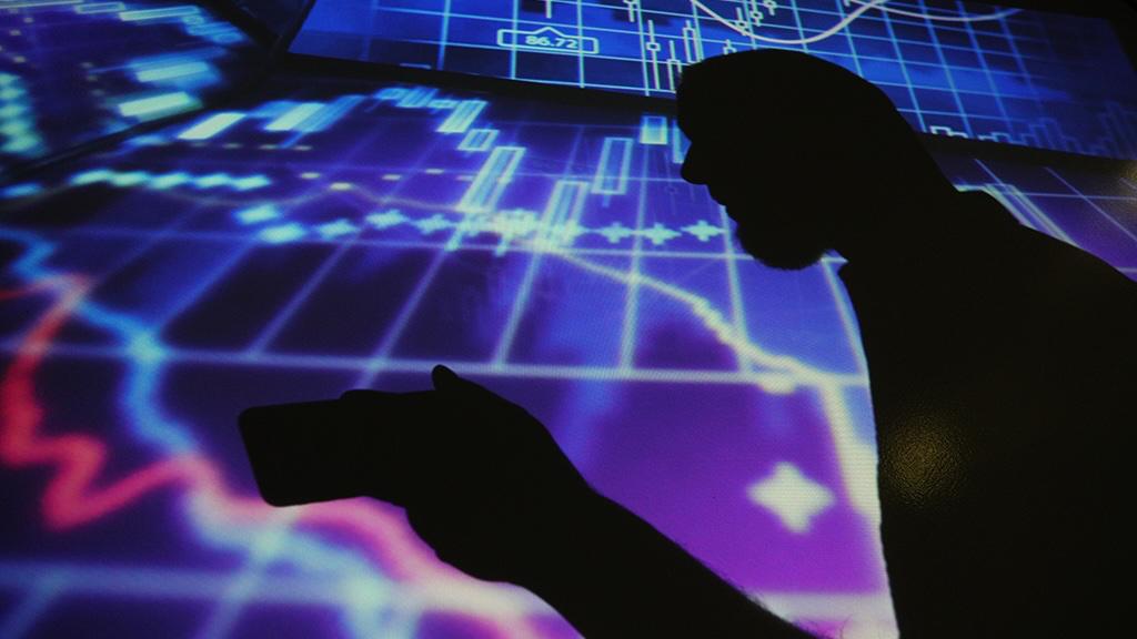 Российский венчурный рынок в первом полугодии 2025 г показал разнонаправленную динамику количество сделок снизилось относительно того же периода 2024 г на 27 с 74 до 54 но объем инвестиций вырос на 86 с 46 млн до 78 млн Средний чек одной инвестиции увеличился с 600 000 до 1 4 млн Но развитию сегмента мешала задранная ключевая ставка ЦБ было выгоднее вкладываться в долговые инструменты imaxairu Подписаться