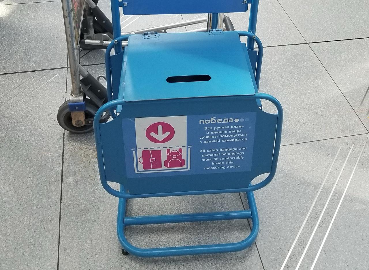 В Госдуме призвали установить общие для всех российских авиакомпаний нормы габаритов ручной клади Депутаты фракции Новые люди утверждают некоторые перевозчики грешат тем что устанавливают собственные специфические требования В итоге гражданам приходится нести существенные дополнительные расходы за базовую потребность перевозку личных вещей Текущие правила провоза ручной клади регулируют вес но не её размеры Введение единых стандартов соответствующих габаритам распространенных предметов например стандартного городского рюкзака или портфеля обеспечит разумный баланс между безопасностью полетов и комфортом пассажиров с учетом особенностей различных типов воздушных судов гласит текст письма парламентариев в адрес главы Минтранса Андрея Никитина tripfarearea RU Подпишись