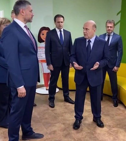 Премьер-министра РФ Михаила Мишустина не устроили темпы ремонта краевой клинической больницы в Чите.  После прошлого его визита в Забайкалье федеральный центр выделил деньги на работы:  Я в 2022 году, когда у вас был, вы обращались с просьбой дать средства на капитальный ремонт краевой больницы. Но по краевой больнице дела идут крайне медленно, если не сказать, что они идут плохо. Только в этом году приступили к работам. Мы выделяем эти средства, дело же не в средствах, а в качестве ремонта и в обязательствах тех подрядчиков, которых выбираем. Нужно этим заниматься. Я вас попрошу, лично губернатора — заниматься этим вопросом. Потому что люди ждут. Вам лично надо контролировать ход работ.  Чиновник отметил, что строительство краевой детской клинической больницы тоже идет плохо:  Дела плохо идут, потому что подрядчик, как вы сказали, не выполнил свои обязательства. Здесь надо этим заниматься, потому что так не должно быть.   Недавно прокуратура проверяла, как идет ремонт в ККБ. Оказалось, что на объекте не было ни одного работника, графика ремонта нет и от сроков отстают.    Строительство детской больницы останавливали в декабре прошлого года из-за некачественного фундамента.  Скриншот из видео в тг-канале правительства России   Подписаться