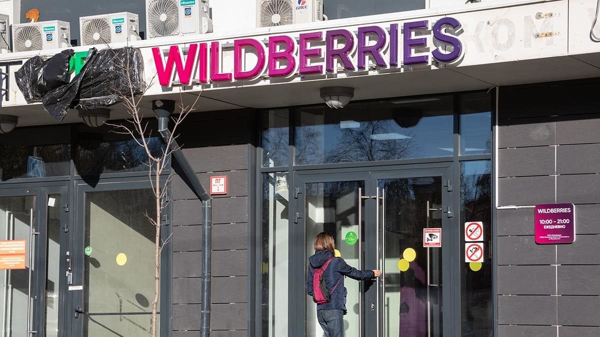 Wildberries разработал сервис для продажи подержанных товаров. Пользователи смогут продавать товары, купленные на платформе. Новое направление внутри компании называют «аналогом “Авито“», заявил «Ведомостям» источник, близкий к маркетплейсу.  Запустить его могут в первой половине 2025 года  vc.ru/marketplace/1855207