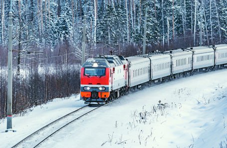 Федеральная пассажирская компания открывает новое железнодорожное сообщение Иркутск – Абакан – Барнаул  Как сообщили в Федеральной пассажирской службе, новое железнодорожное сообщение Иркутск – Абакан – Барнаул открывается посредством круглогодичного поезда №137/138 с пересадочными вагонами Иркутск – Барнаул. Это позволит путешествовать между регионами без пересадок.  Прямой поезд на этом маршруте появился впервые по многочисленным просьбам пассажиров-жителей сибирских городов, которые ранее могли путешествовать на данном маршруте не менее, чем с двумя пересадками.  У маршрута также есть и туристический потенциал: поезд следует по территории Иркутской и Кемеровской областей, Алтайского края и Республики Хакассия, а значит позволяет быстрее добраться до курортов Белокурихи, к горнолыжным склонам Шерегеша, озеру Байкал и другим достопримечательностям. Поезд Будет курсировать через день, отправляясь из Иркутска с 15 декабря в 19:23, из Барнаула с 18 декабря в 13:55.  В пути следования поезд сделает остановки в Тулуне, Нижнеудинске, Тайшете, Абакане, Новокузнецке и в других городах и населенных пунктах.  В составе поезда купейные и плацкартные вагоны, в ряде которых предусмотрена перевозка животных. Для пассажиров с ограниченными возможностями здоровья и его сопровождающего есть специализированные купе.