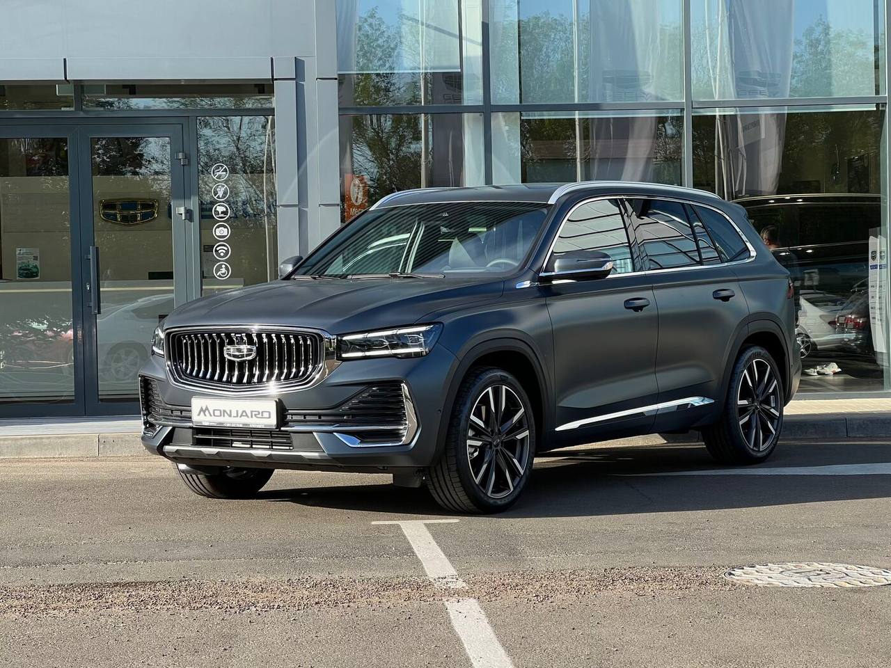 Китайские автомобили с начала года подешевели на 10–15%.   Цены на подержанные машины китайских брендов возрастом от года до трех лет резко снизились, за первое полугодие они упали на 10-15%. На стоимость давят кратно выросший за последнее годы объем вторичного китайского парка, распродажи дилерами новых автомобилей и высокий курс рубля. Ситуация вряд ли изменится до конца года, прогнозируют аналитики.  К примеру, средняя цена Haval Jolion 2023 года выпуска с начала года на классифайдах снизилась на 9%, до 1,95 млн руб. Geely Monjaro производства 2023 года подешевела на 13%, до 3,2 млн руб. Кроссоверы Chery Tiggo 7 Pro позапрошлого года выпуска снизились в цене на 20%, до 1,75 млн руб.