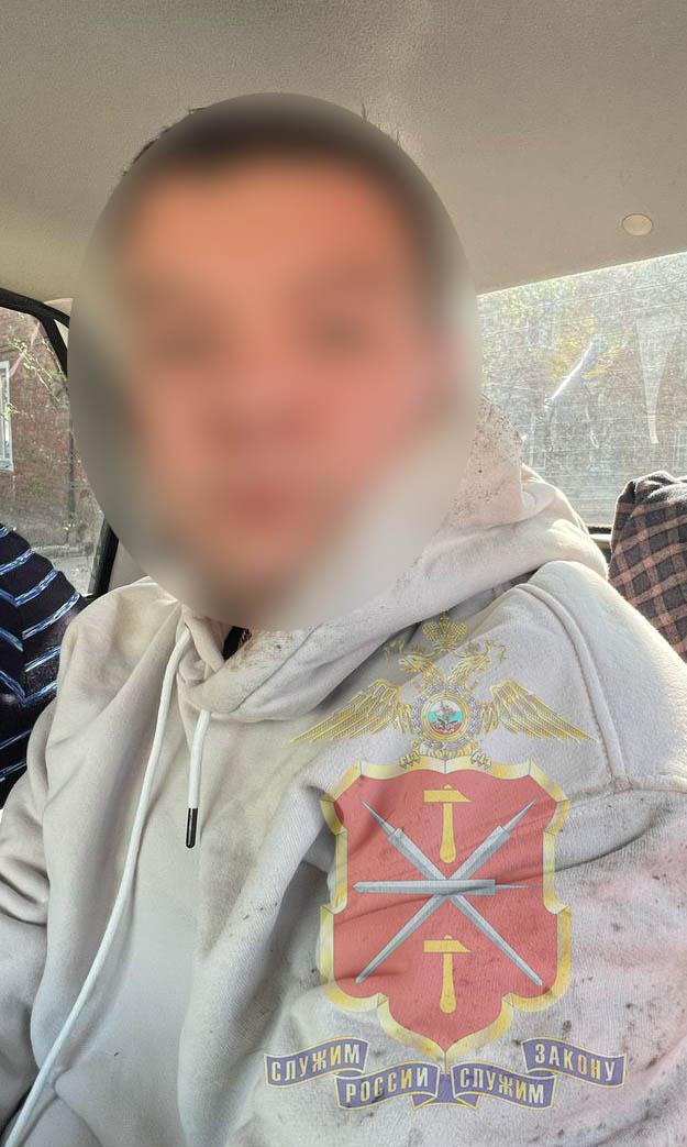 Тульскими оперативниками задержан мужчина, обманувший нескольких жителей региона через сайт бесплатных объявлений Сотрудниками отдела по раскрытию мошенничеств Управления уголовного розыска УМВД России по Тульской области по подозрению в мошенничестве был задержан нигде не работающий 30-летний житель Новомосковска. Установлено, что мужчина размещал на одном из известных Интернет-сайтов объявления о якобы оказании услуг на строительные работы. Сначала предложением заинтересовался 51-летний житель Центрального округа Тулы. Потерпевший договорился со «строителем» о выполнении работ и перевел ему 1 миллион рублей. Не намереваясь исполнять взятые на себя обязательства в полном объеме, мужчина начал осуществлять строительные работы. Спустя некоторое время прекратил их выполнение, перестал выходить на связь, а полученными деньгами распорядился по своему усмотрению. Таким же образом лишилась 433 тысяч рублей 38-летняя жительнице областного центра. Она также оплатила в полном объеме строительные работы, однако они выполнены не были. В настоящее время следователем отдела полиции «Центральный» УМВД России по городу Туле по данным фактам возбуждено и расследуется уголовное дело по признакам преступления, предусмотренного частью 4 статьи 159 УК РФ «Мошенничество». Подозреваемому избрана мера пресечения в виде домашнего ареста. Сотрудники полиции проводят проверки на причастность задержанного к аналогичным преступлениям на территории области. #МВД #МВДРоссии #Полиция #ПолицияРоссии #Police #RussianPolice #Russia #ТульскаяПолиция #СТОПМошенники #НЕТМошенничеству