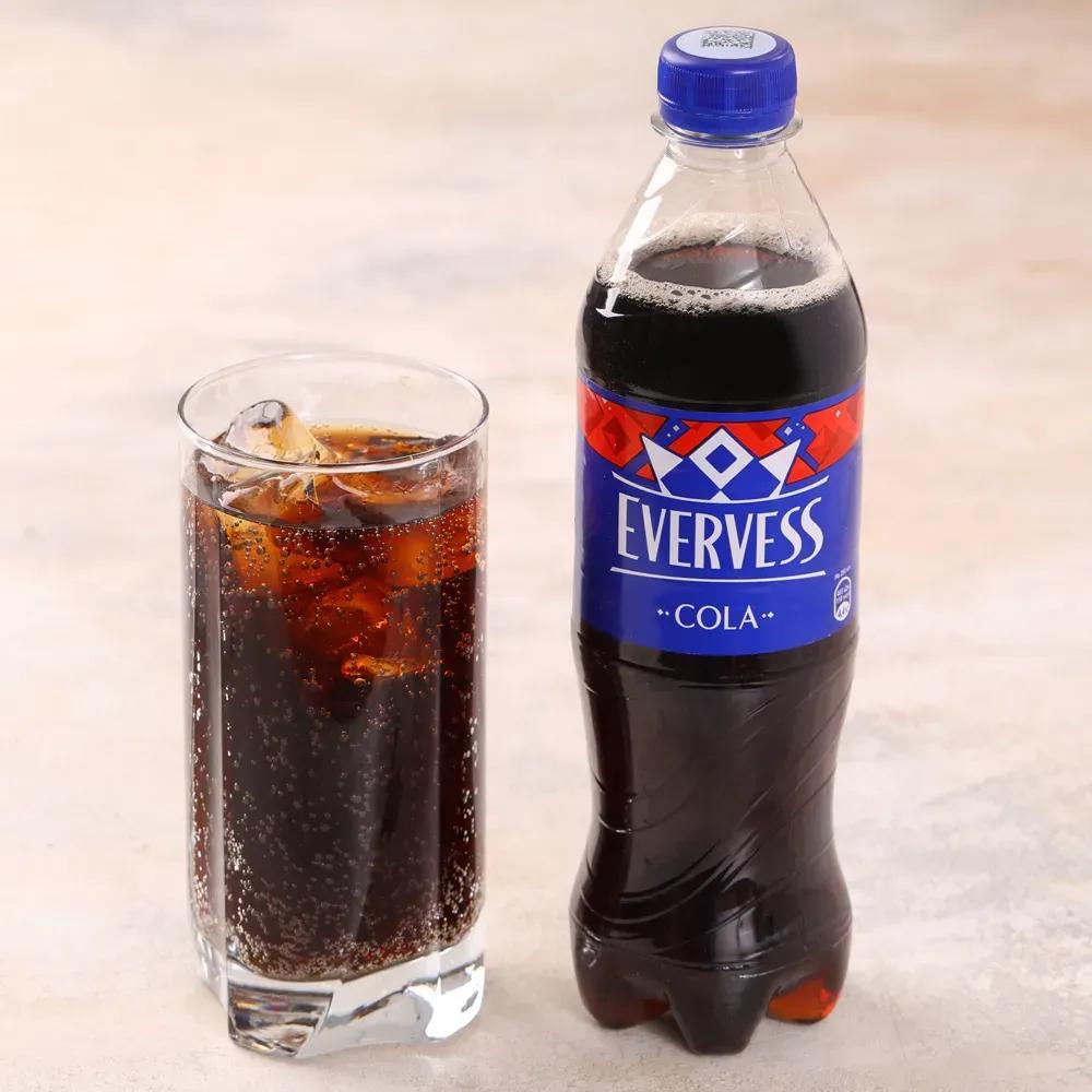 PepsiCo тайно заменила сахар на опасные подсластители в коле. PepsiCo в России незаметно заменила сахар в газировке Evervess на подсластители, которые могут вызвать диарею. В напиток добавили ацесульфам калия, аспартам, цикламат, сахарин и другие вещества, вызывающие проблемы с кишечником.