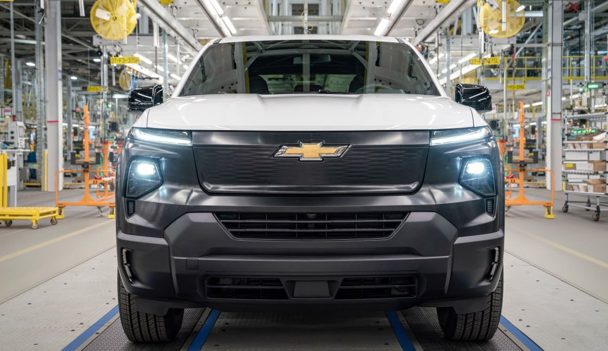 General Motors теряет прибыль из-за импортных пошлин  Чистая прибыль General Motors во втором квартале 2025 года упала на 35% — до $1,9 млрд  около 146 млрд ₽ .   Издержки из-за импортных пошлин, введённых в апреле, составили $1,1 млрд  около 85 млрд ₽ .   Операционная прибыль снизилась на 31,6%, до $3,04 млрд  около 234 млрд ₽ .  GM продолжит инвестиции в электромобили и модернизацию заводов.