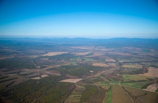 Почти 22 тысячи человек получили дальневосточный гектар в прошлом году В 2025 году 21 6 тысячи человек получили бесплатные земельные участки по программе Гектар Это на 24 больше чем в 2024 году 17 4 тыс В общей сложности в 2025 году заявителям было предоставлено почти 19 тыс земельных участков площадью свыше 13 тыс гектаров территория сопоставимая по размеру со средним российским городом Основной спрос на бесплатную землю традиционно сосредоточен на Дальнем Востоке здесь оформлено 85 всех участков ещё 15 пришлось на Арктическую зону РФ Лидером по количеству предоставленных участков в 2025 году впервые стала Республика Саха Якутия где гражданам передано 6 343 участка В структуре ДФО на Якутию пришлось 37 всех предоставленных гектаров на Приморский край 23 Амурскую область 7 Хабаровский край 5 остальные регионы округа суммарно обеспечили 14 РБК Восток в Telegram и MAX