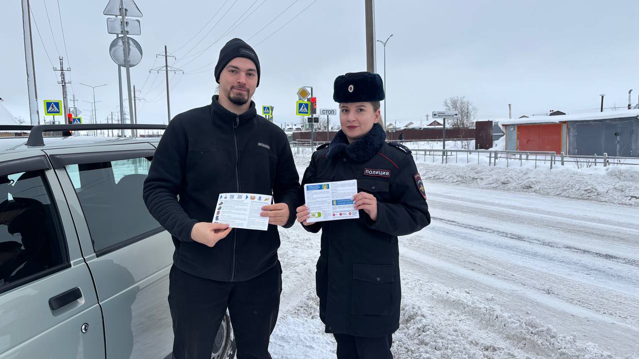 ‍ Губкинские автоинспекторы провели мероприятие «Ребенок - главный пассажир!».  В ходе профилактического мероприятия водителям напомнили о важности соблюдения ПДД и о необходимости использования детских автокресел, а также призвали их на собственном примере показывать, как необходимо безопасно участвовать в процессе дорожного движения. Выявлено три административных правонарушения.  ‼ В Госавтоинспекции призывают водителей транспортных средств использовать детские удерживающие устройства при перевозке детей в салоне автомобиля и обращают внимание водителей на необходимость пересмотреть манеру вождения, быть предельно внимательными и осторожными на дороге и ни в коем случае не нарушать требования ПДД. Малейшая беспечность водителя может иметь самые печальные последствия для жизни и здоровья ребенка.     #мвдроссии #полиция #гибддянао #гибдд #янао #губкинский