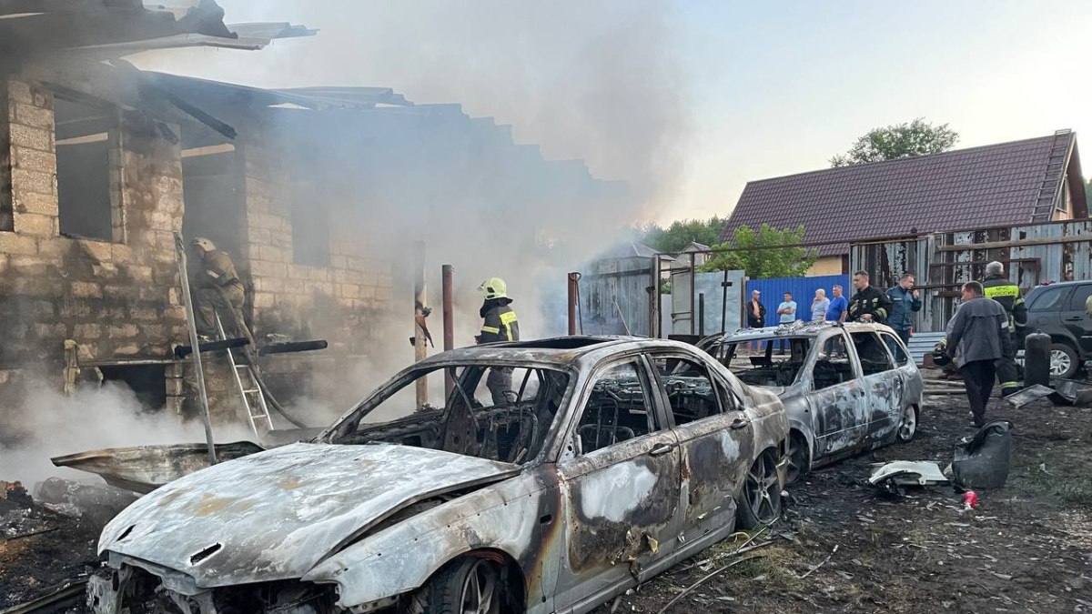 В Самарской области огонь лишил семью дома. Здание сгорело полностью, но все остались живы... благодаря собаке!  Ночью 10 августа в микрорайоне Жигулевское море г. Тольятти загорелся дом. Спящих хозяев разбудил лай собаки: горел пристрой частного дома. К моменту, когда огонь охватил баню и два автомобиля, все уже были на улице.  Итоговая площадь возгорания составила 150 квадратных метров. Пожар ликвидировали 13 человек личного состава и 5 единиц техники.    : МЧС России