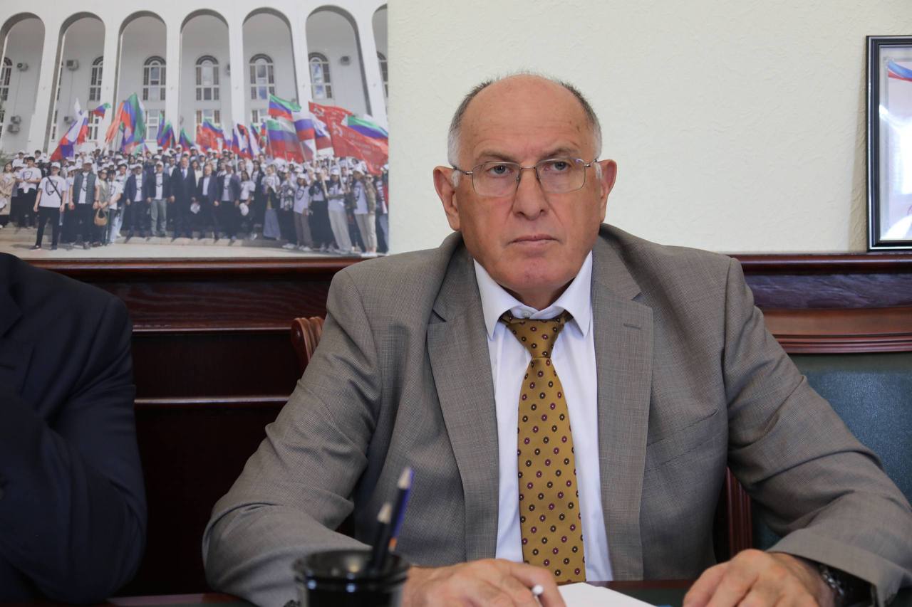 На горный форум в Дагестан приедут гости из Киргизии Узбекистана Казахстана и ряда других стран Об этом сегодня стало известно в ходе встречи Председателя Правительства Дагестана Абдулмуслима Абдулмуслимова с представителями Совета Межпарламентской Ассамблеи СНГ Юлией Ильиной и Наталией Амбурцевой Они обсудили подготовку ко второму международному форуму Устойчивое развитие горных территорий который пройдет в столице республики с 1 по 3 октября Масштабное мероприятие соберет парламентариев представителей федеральных и региональных органов власти бизнеса науки и общественных объединений Ожидается что в форуме примут участие гости из стран СНГ и других государств в том числе Узбекистана Киргизии Казахстана Таджикистана Предварительно заявились на участие представители Индии и Китая и ряда других государств Регистрация доступна на официальном сайте форума до 25 сентября