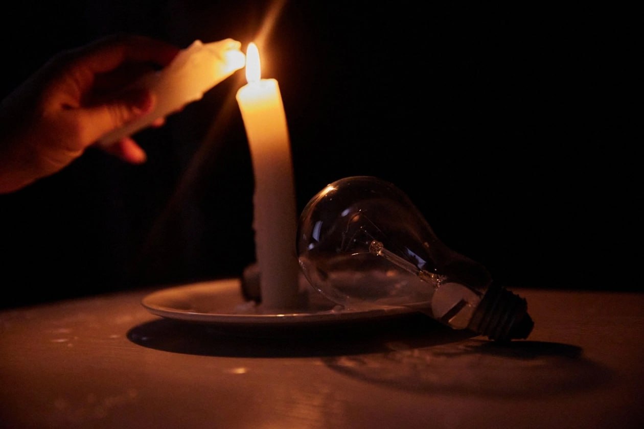 Решить вопрос с перебоями в подаче электричества планируют на Ставрополье Губернатор Владимир Владимиров отметил на пресс конференции что из за изменений климата характер осадков в регионе изменился они стали более ливневыми схожими с тропическими По его словам в таких условиях обычная техника не справляется её необходимо обновить Планируется запустить большую инвестпрограмму до 2030 года по нормализации подачи электричества закупка новой техники и обновление изношенных сетей ПОДРОБНЕЕ ТУТ   Stavropol Media Прислать новость