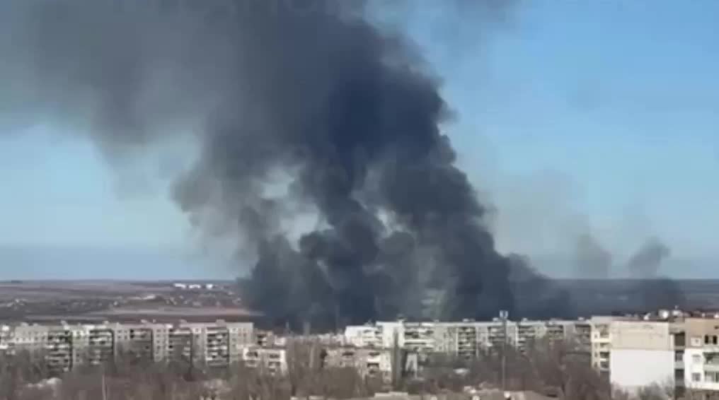 Пожар в Луганске: спасатели борются с возгоранием в Малой Вергунке