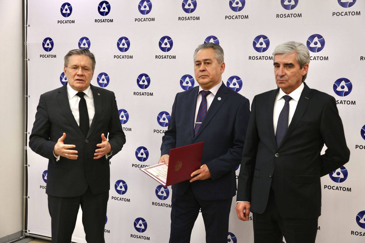 Запорожская АЭС получила лицензию Ростехнадзора на эксплуатацию второго энергоблока Срок действия лицензии составляет 10 лет Ее получение подтверждает что оборудование энергоблока систем безопасности и уровень квалификации персонала полностью соответствуют строгим требованиям российских норм и правил в области использования атомной энергии Вручая лицензию руководитель Ростехнадзора Александр Трембицкий подчеркнул что станция успешно прошла проверку подтвердив высокий уровень безопасности Ранее Ростехнадзором уже были выданы лицензии на эксплуатацию радиационных источников хранилища отработавшего ядерного топлива СХОЯТ а также на энергоблок 1 в декабре 2025 года Выданные документы окончательно закрепляют юридический статус станции как объекта российской атомной энергетики Алексей Лихачев генеральный директор Росатома Коллективу ЗАЭС приходится обеспечивать безопасную эксплуатацию станции буквально в боевых условиях Но несмотря на это все необходимые работы техническое обслуживание и плановые предупредительные ремонты выполняются в четком соответствии с графиками на высоком профессиональном уровне Наша цель неизменна подготовить все блоки к будущему режиму генерации Мы уже направили в Ростехнадзор заявление на получение лицензии на эксплуатацию ядерной установки энергоблока 6 а до конца этого года планируем подать заявления на получение лицензии для оставшихся блоков 3 4 и 5 Подписывайтесь на Росатом Оставляйте бусты новость ЗапорожскаяАЭС АлексейЛихачев