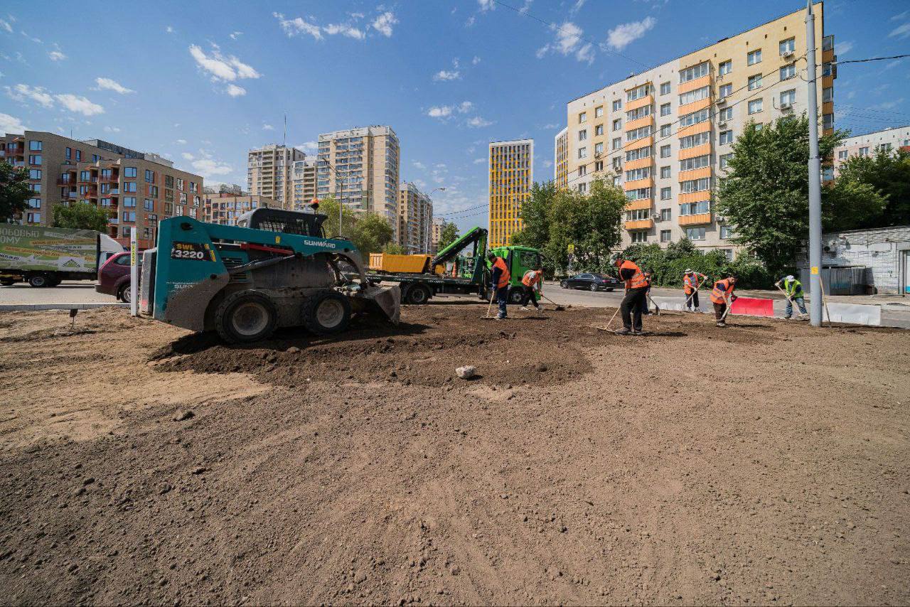 Благоустройство Волгоградского проспекта в Москве завершится осенью В текущем году специалисты занимаются приведением в порядок около 700 улиц. На Волгоградском проспекте, одной из важнейших транспортных артерий города, работы ведутся на участке длиной 12,5 километра, простирающемся от Садового кольца до МКАД. На проспекте разместят 30 новых остановочных павильонов, около 490 скамеек и урн для мусора, 26 информационных стел. Специалисты заменят покрытие тротуаров и дорог, уберут под землю воздушные кабельные линии.