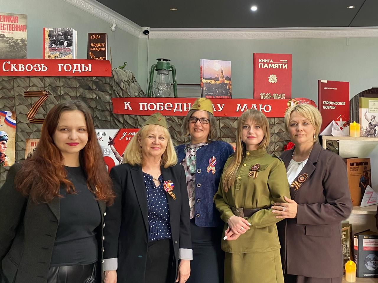 Под аккорды фронтовых мелодий, памятный стук метронома и стихотворные рифмы поэтов-фронтовиков прошла в детской библиотеке Новопавловска встреча, приуроченная к Году защитника Отечества и 80-летию Победы. С первых минут участники погрузились в эпоху военных лет. С замиранием слушали песню «Журавли» в исполнении Елизаветы Матвейчук, с горящими глазами вбирали каждый кадр документального видеоролика. Особый интерес вызвала интерактивная игра. Ребята отгадывали названия городов-героев, вспоминали песни о войне, с трепетом читали стихи Юлии Друниной, Ольги Берггольц, Константина Симонова. В завершение мальчишки и девчонки написали письма участникам СВО, выражая слова поддержки и сердечную благодарность за самоотверженность и героизм. Фото Е. Матвейчук