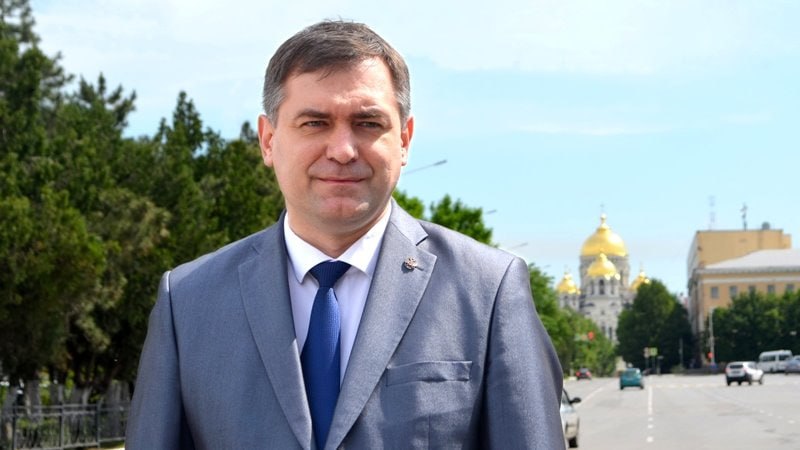 Экс-глава Новочеркасска Юрий Лысенко пытался выйти из СИЗО Бывший мэр Новочеркасска пытался оспорить решение суда о заключении под стражу. В конце июня в базе данных Четвёртого кассационного суда общей юрисдикции в Краснодаре появилась апелляционная жалоба, поданная адвокатом Юрием Лысенко. В документе указано, что жалоба касается меры пресечения в виде заключения под стражу. По всей видимости, адвокаты Юрия Лысенко стремились добиться для него домашнего ареста или иных ограничительных мер. На данный момент решение ещё не принято. 15 мая в Новочеркасске был задержан бывший мэр Юрий Лысенко. Его подозревают в получении крупной взятки. По версии следствия, чиновник обещал за определённую сумму помочь с постройкой школы и оплатить её строительство из городского бюджета. В качестве взятки он получил землю и содействие в строительстве дома. Ущерб оценивается более чем в 8 миллионов рублей. В качестве посредника выступал Любим Белов. После этого Юрий Лысенко и Любим Белов были арестованы. Юрия Лысенко отправили в СИЗО на два месяца. Подписаться на "Новости Ростова" Прислать новость