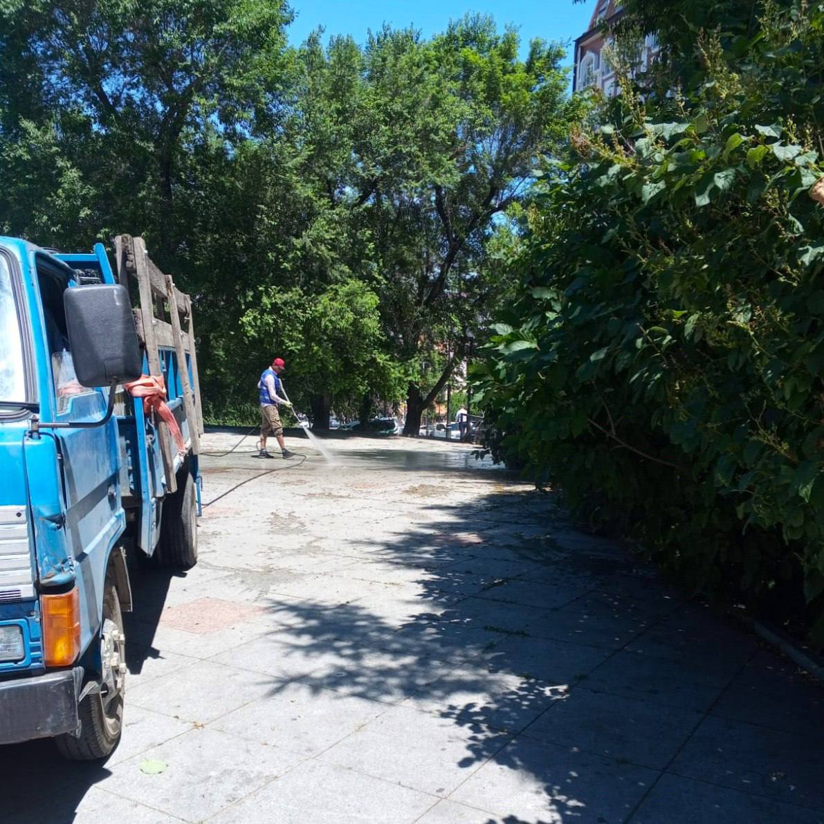 Во Владивостоке ежедневно убирают от пыли, грязи и мусора парки и скверы. Специалисты подрядной организации приступили к комплексной уборке набережной Спортивной гавани. Здесь моют брусчатку и тротуарную плитку, а также убирают мусор. Уборку уже провели на верхней площадке общественного пространства, а сегодня в планах приступить к нижней территории. #ПаркиВладивостока
