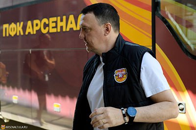 Тренер растерявшего болельщиков «Арсенала» пошел «своей дорогой» Кто его заменит? Интеллигентный Аленичев? Хамоватый Юран? Александр Сторожук в интервью Metaratings.ru подтвердил информацию о том, что он покинул пост главного тренера тульского «Арсенала» Подробнее