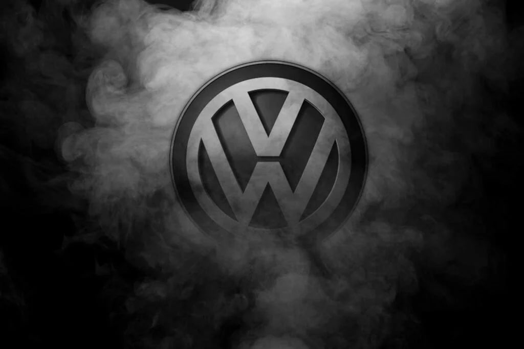 Немецкая автокомпания Volkswagen предстанет перед судом во Франции по делу о дизельгейте сообщило агентство AFP со ссылкой на источники По данным AFP VW будут предъявлены обвинения в намеренном введении в заблуждение в отношении товаров угрожающих здоровью людей и животных Сообщается что суд скорее всего начнется в 2027 году AFP пишет что также перед судом предстанут французские компании Renault и Stellantis Других деталей не сообщается Скандал названный дизельгейтом разразился в 2025 году когда VW обвинили в США в сокрытии вредных выбросов его дизельных автомобилей Впоследствии в том же обвинили и многих других автопроизводителей В разных странах им были назначены многомиллиардные штрафы Только VW в общей сложности заплатил за дизельгейт более 32 млрд geonrgru YouTube sponsr ru