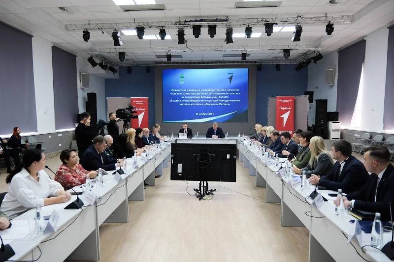 В Астрахани может пройти лингвистический слёт На заседании межведомственной комиссии по молодёжной политике обсудили новые инициативы детско молодёжного движения Движение первых Почётным гостем встречи стал Герой России Артур Орлов который высоко оценил активность астраханских ребят и их готовность реализовывать яркие и полезные проекты Сегодня более 100 тысяч школьников и студентов участвуют в жизни движения в 350 отделениях региона получают гранты и воплощают свои идеи Уже подведены итоги творческих конкурсов а регистрация на третий сезон конкурса проектов открыта до 30 ноября Особое внимание уделено лингвистическому слёту развитию инноваций и технологического предпринимательства среди молодёжи План работы на 2026 год утверждён и региональные власти готовы поддерживать активистов и их инициативы