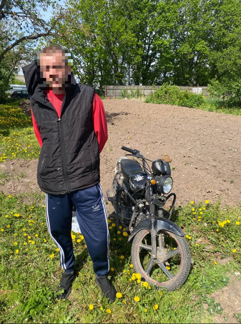В Рязанском районе водителя мопеда осудили на 12 суток за управление в нетрезвом виде. В с. Вышгород Рязанского района Рязанской области, сотрудники Госавтоинспекции остановили мопед под управлением 28-летнего водителя, у которого нет права управления ТС, а также от него исходил запах алкоголя. Инспекторы отстранили мужчину от управления ТС и предложили ему пройти освидетельствование на состояние опьянения. С результатом освидетельствования водитель согласился, прибор показал 0,769 мг/л В отношении мужчины составлен административный протокол по ч. 3 ст. 12.8 КоАП, суд назначил наказание в виде административного ареста сроком 12 суток.