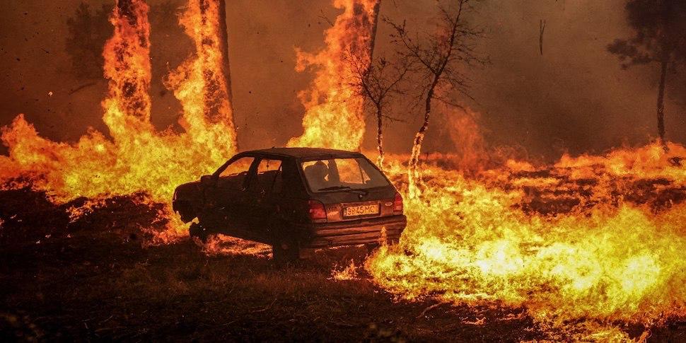 Кажется 2025 й станет одним из самых жарких годов в истории наблюдений Ожидается что в 2025 году завершится первый трехлетний период когда средняя глобальная температура превысит 1 5 C по сравнению с доиндустриальным периодом Из за жары планета сталкивается с экстремальными погодными условиями например только в прошлом месяце тайфун Калмаэги унес жизни более 200 человек на Филиппинах Основная причина потепления выбросы парниковых газов от сжигания ископаемого топлива