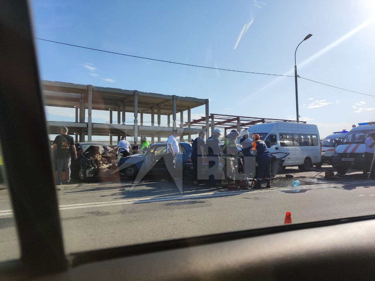 Жесткое ДТП под Невинномысском Пострадали минимум четыре машины, пишет подписчик. На месте работает скорая и пожарные. Из-за аварии в городе уже образовалась серьезная пробка. UPD: как сообщил глава города Михаил Миненков, столкнулись пять машин. Два человека пострадали и один погиб.