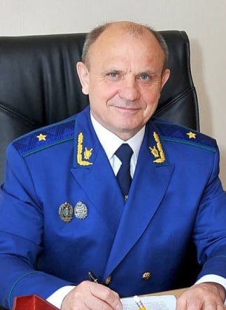 СК: В Воронеже уволенный зампрокурора области замешан в скандале с «Развитием»  По официальному заявлению Следственного комитета РФ, именно Константин Кремнёв отменил постановление о возбуждении уголовного дела, касающегося нарушения жилищных прав воронежцев с улицы Ленинградской.   Также СК заявляет, что следователи пытались обжаловать решение через прокурора области Николая Савруна, но это не дало результатов. Разбирательства оказались приостановлены, а многочисленные жалобы воронежцев – проигнорированы.  В середине мая Кремнёва уволили из надзорного ведомства. Вместе с ним пост покинули ещё два заместителя Николая Савруна – Алексей Киреев и Геннадий Буслаев.  По данным источника, такие кадровые перестановки оказались внезапными не только для самих замов и для сотрудников надзорного ведомства, но и для сотрудников силовых структур.   Причина увольнения высокопоставленных прокуроров до сих пор неизвестна.